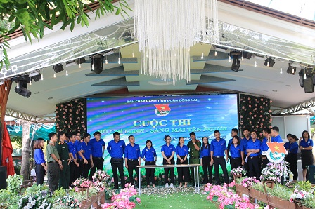 Các đội tham gia dự thi “Hồ Chí Minh - sáng mãi tên Người”.JPG
