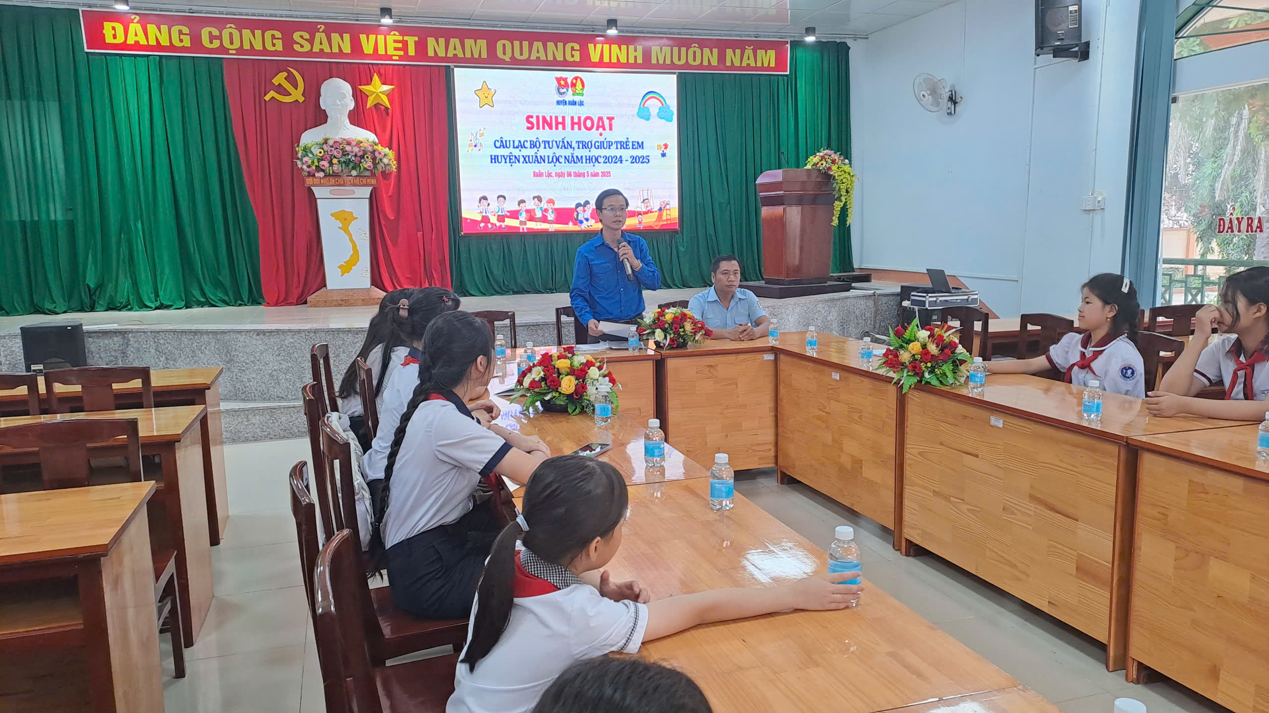 Hình 1. Lãnh đạo Huyện đoàn, Chủ nhiệm Câu lạc bộ phát biểu quán triệt nội dung sinh hoạt.jpg