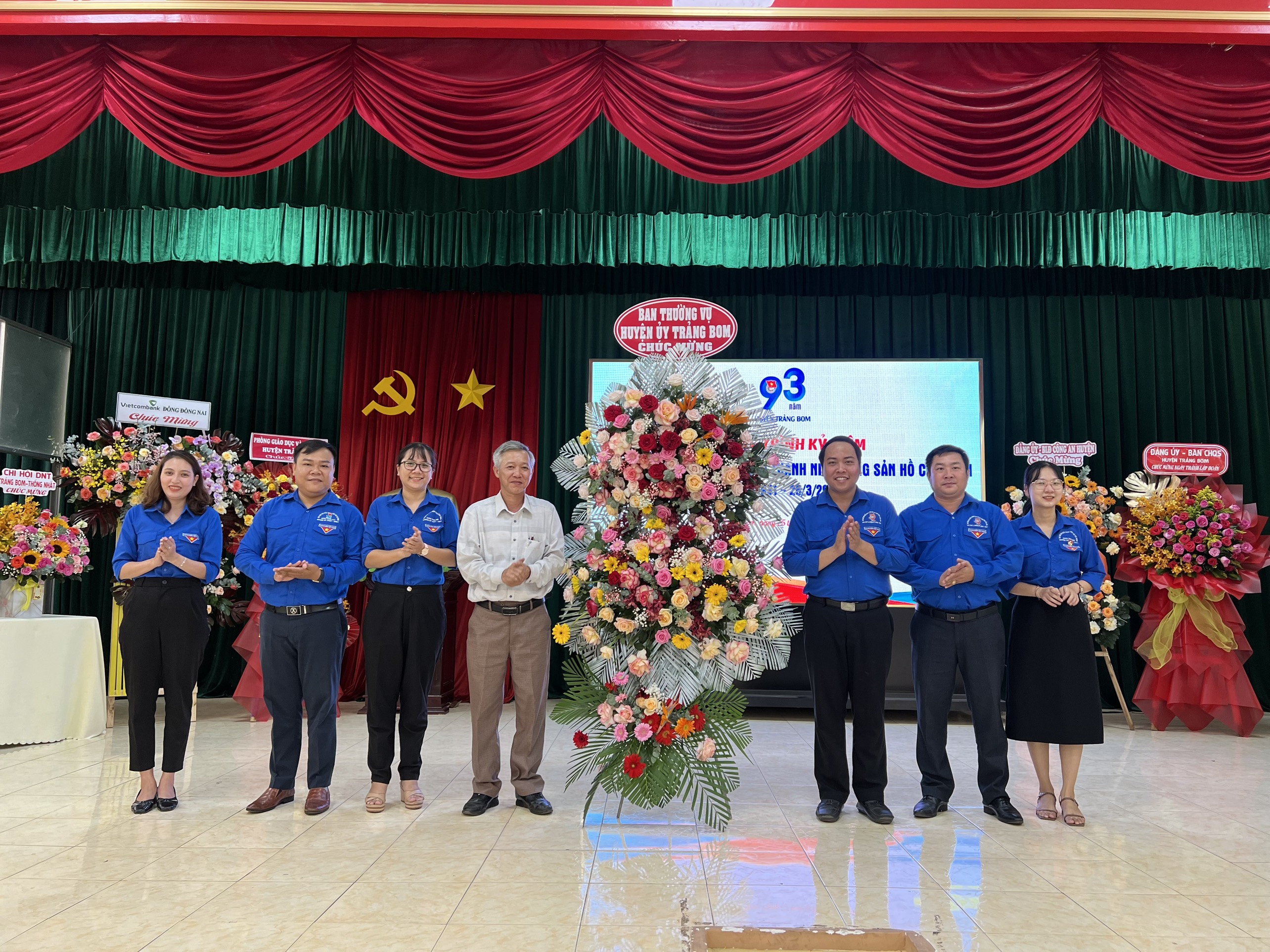 Hình 2- BTV Huyện đoàn nhận hoa chúc mừng của Huyện ủy - HĐND- UBND huyện.jpg