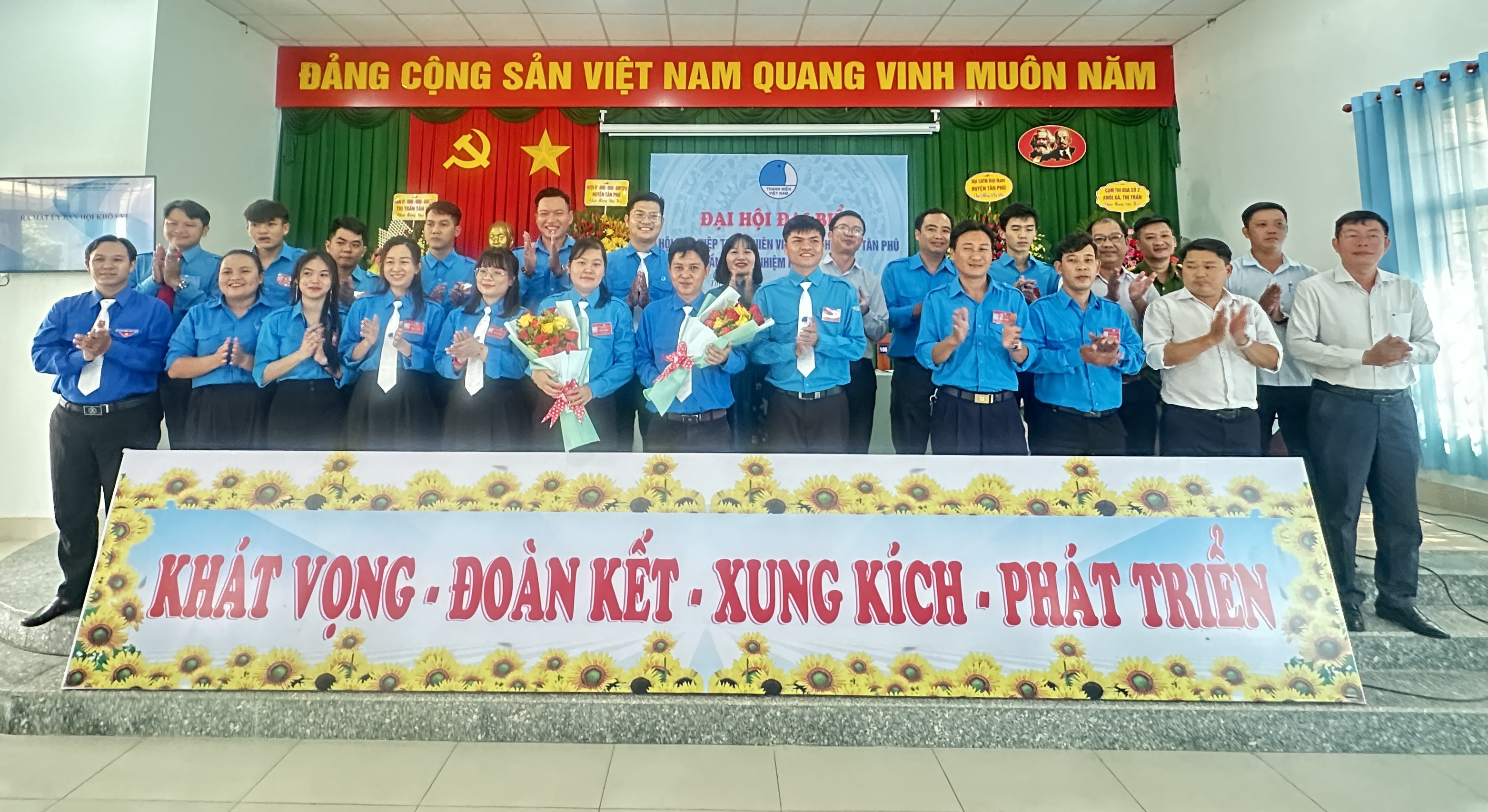 Thành viên Uỷ ban Hội LHTN Việt Nam thị trấn khoá VI nhiệm kỳ 2024-2029 ra mắt Đại hội.JPG