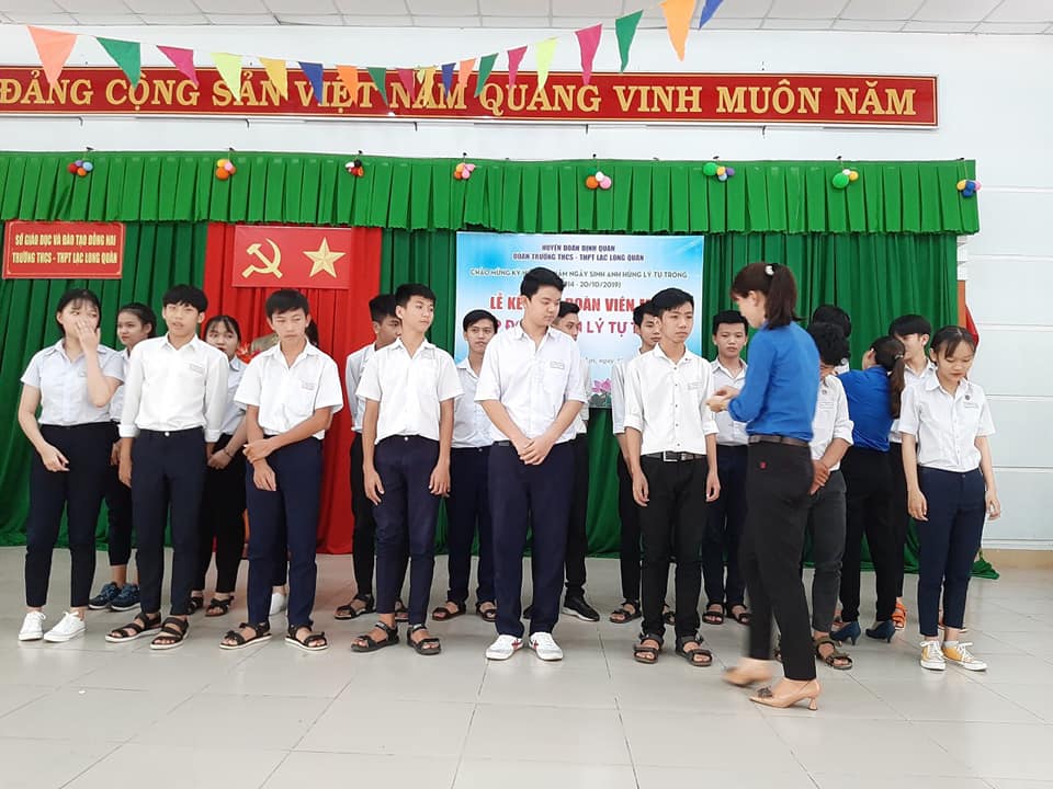 Trao huy hiệu cho các em đoàn viên.jpg