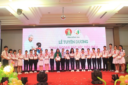 Trao tặng học bổng cho các điển hình Cháu ngoan Bác Hồ vượt khó.JPG