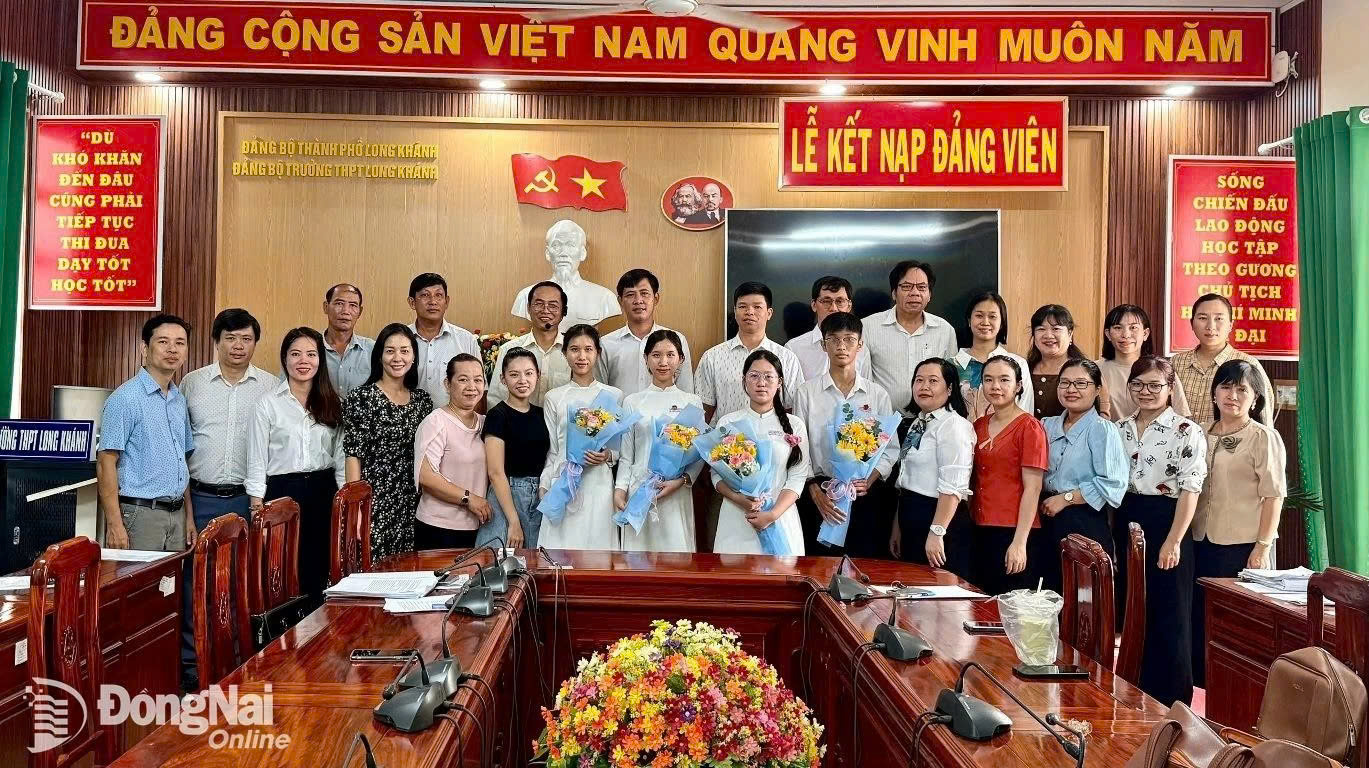 Trường THPT Long Khánh tổ chức Lễ kết nạp đảng viên.jpg