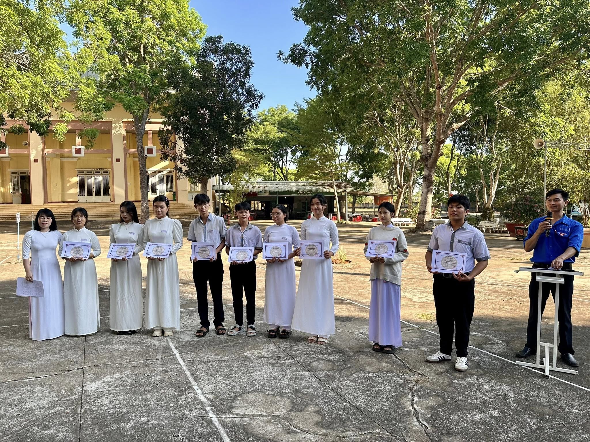 Trường THPT Võ Trường Toản (Cẩm Mỹ) tổ chức tuyên dương các tập thể lớp thi đua xuất sắc trong tháng 4.jpg