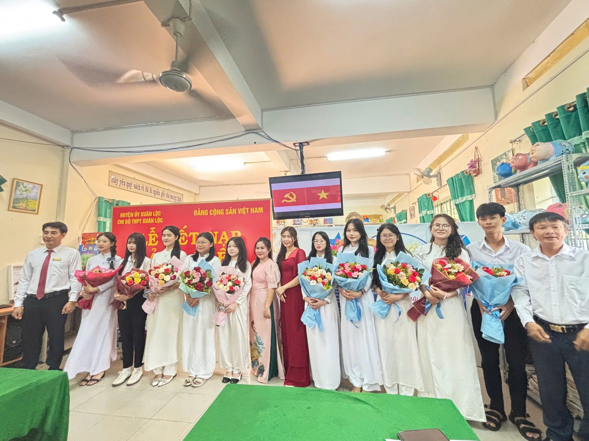 Trường THPT Xuân Lộc tổ chức Lễ kết nạp đảng viên.jpg