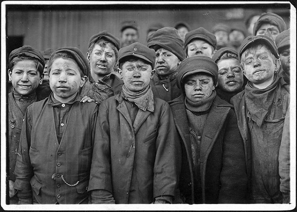 Trẻ em lao động tại mỏ than.jpg