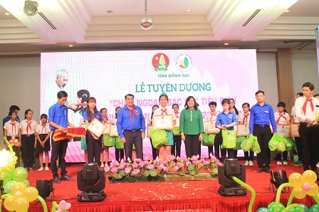 Tuyên dương “Cháu ngoan Bác Hồ” tiêu biểu tỉnh Đồng Nai giai đoạn 2015 – 2018.JPG
