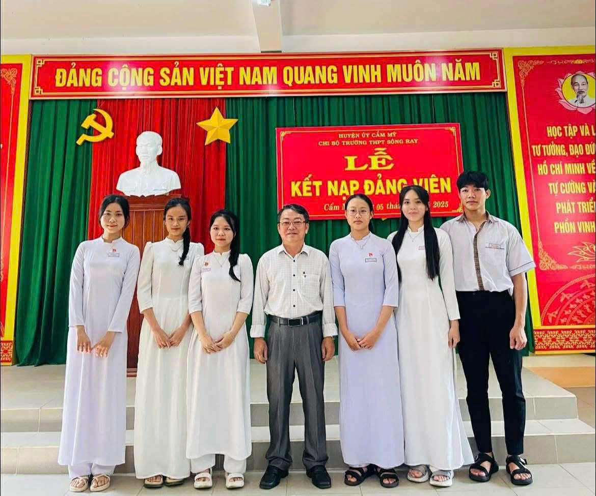 Tân đảng viên trường THPT Sông Ray, huyện Cẩm Mỹ.jpg
