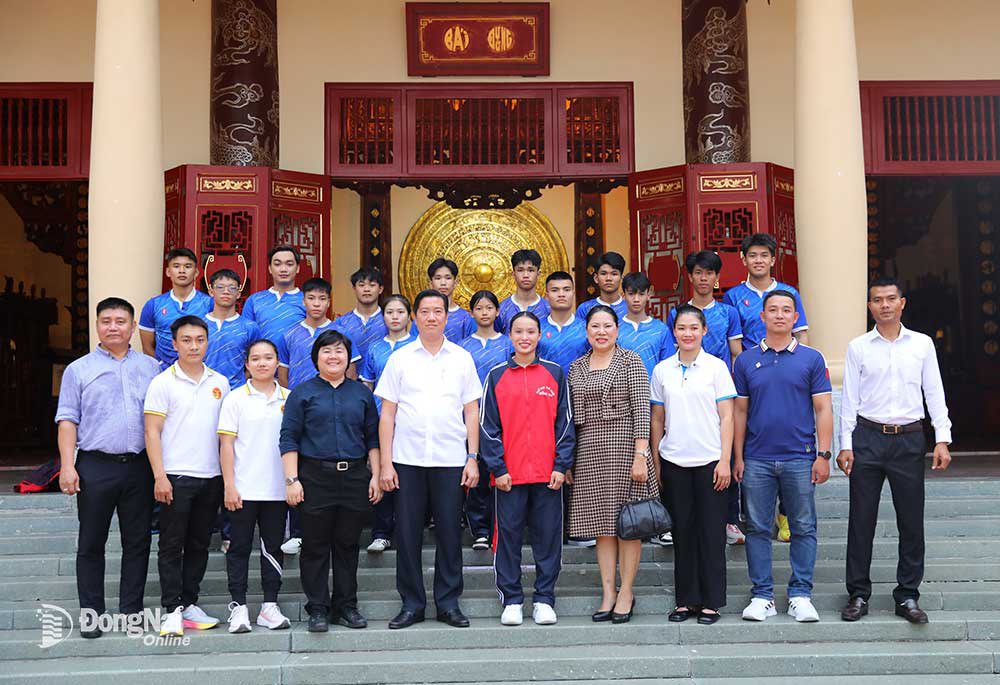 Võ sĩ Hoàng Thị Thùy Giang (đứng giữa) vừa xuất sắc mang về 2 Huy chương Vàng tại Cúp Kickboxing Thế giới.jpg