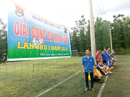 dc ngô quốc thân cùng đoàn viên thanh  niên tham gia giải bóng đá do đoàn xã tổ chức.jpg
