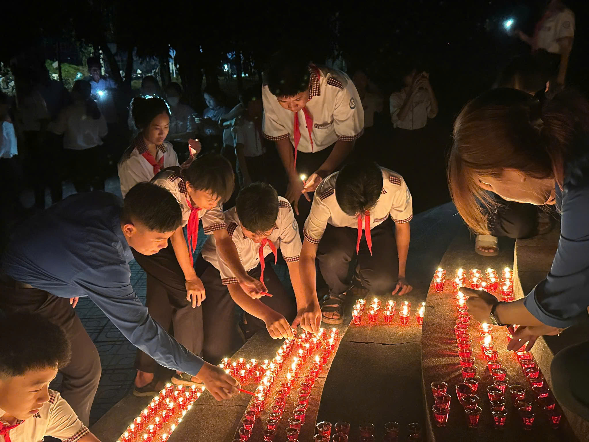 doan vien thap nen tai ta lai.jpg