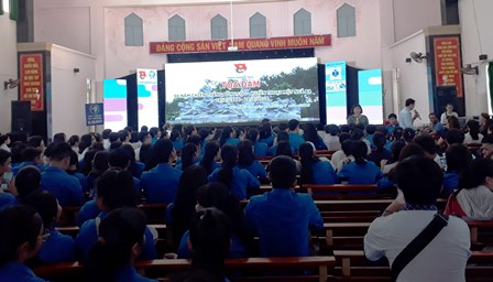 toa dam 50 nam hung ca mua xuan.jpg
