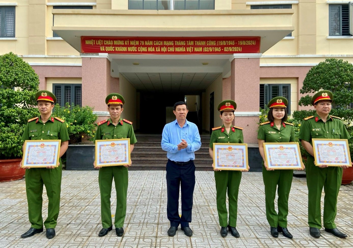 Đồng chí Trung tá Vũ Thùy Nhung (thứ hai từ bên phải qua) nhận khen thưởng trong phong trào thi đua vì ANTQ.jpg