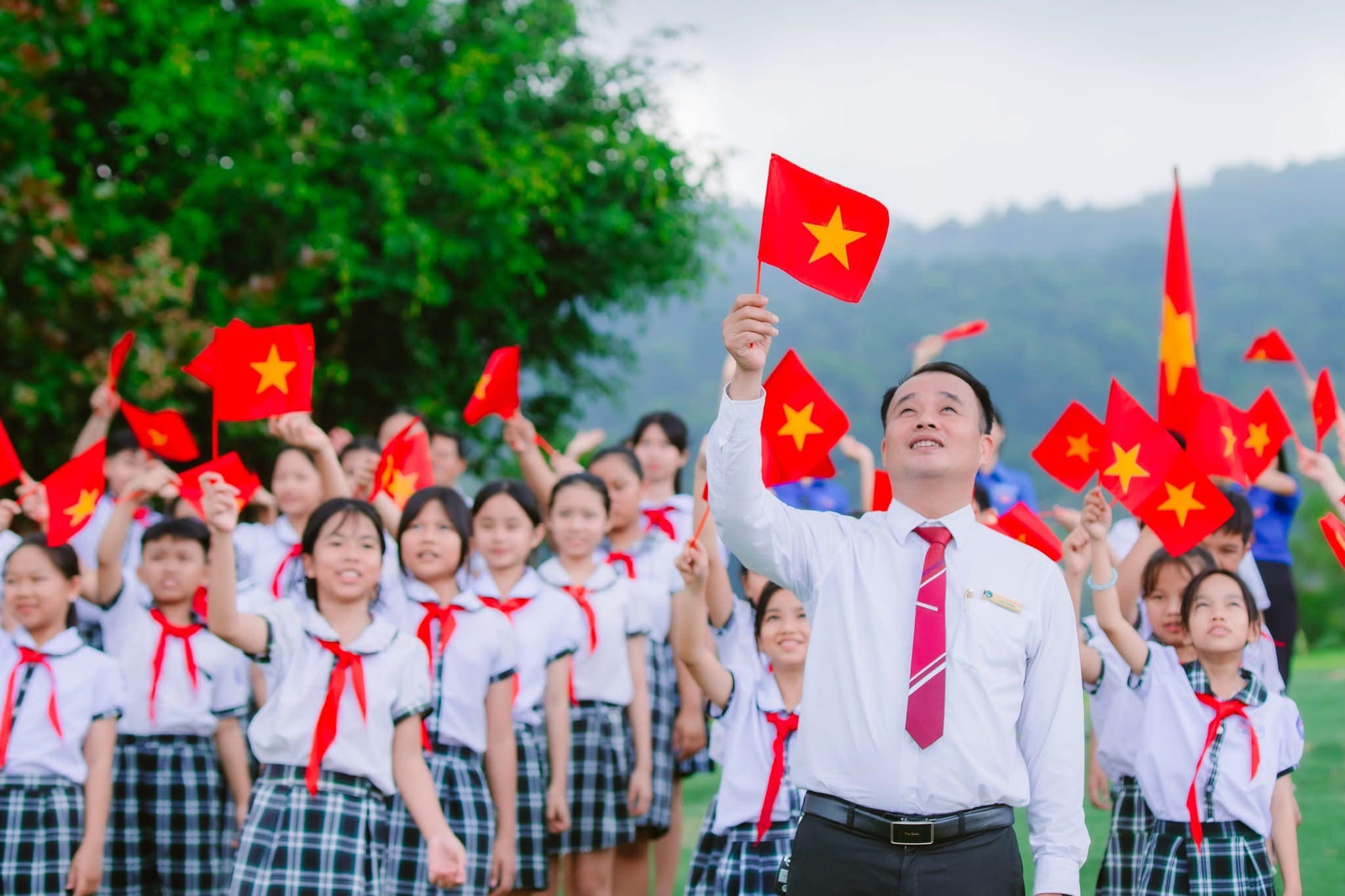 1 Học sinh và giáo viên trường Tiểu học Xuân Trường tham gia Lễ thượng cờ.jpg