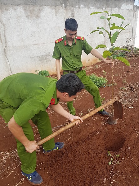 Hoạt động trồng cây xanh tại Nhà Tạm giữ Công an huyện Thống Nhất.jpg