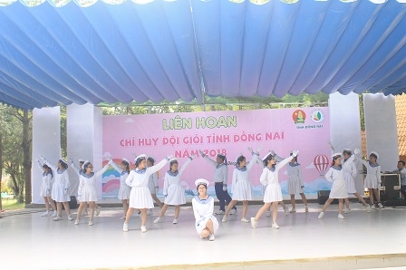 Phần thi múa hát tập thể.JPG
