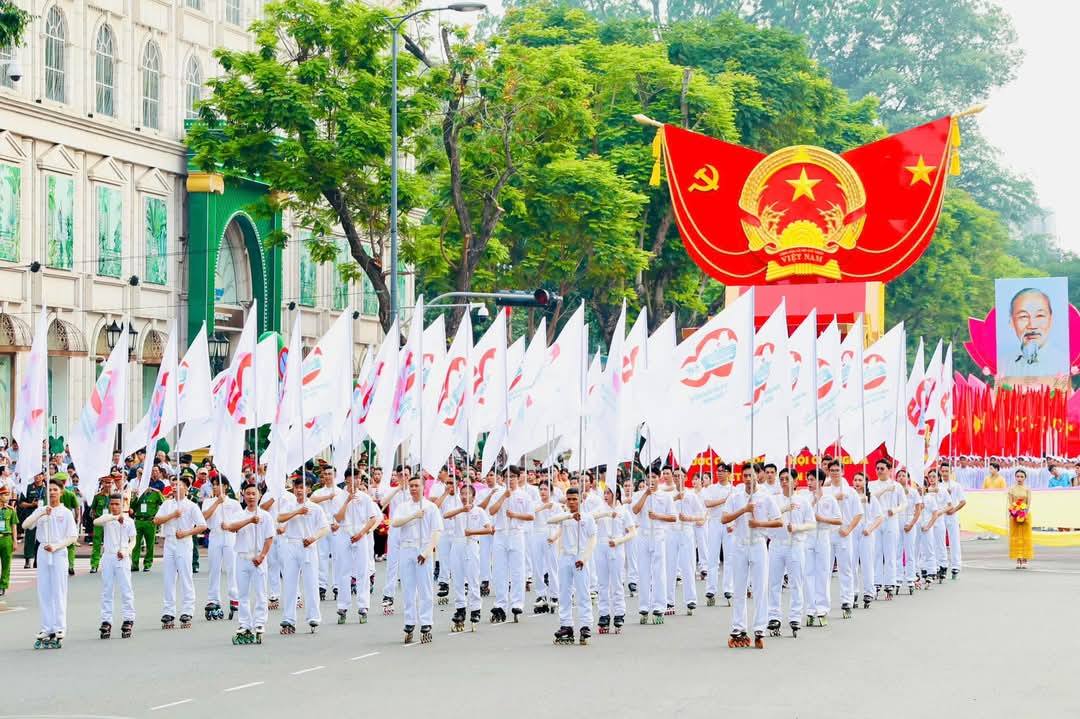 Sự ủng hộ, chung sức đồng lòng của nhân dân dưới ngọn cờ lãnh đạo của Đảng đưa đất nước tiến lên.jpg