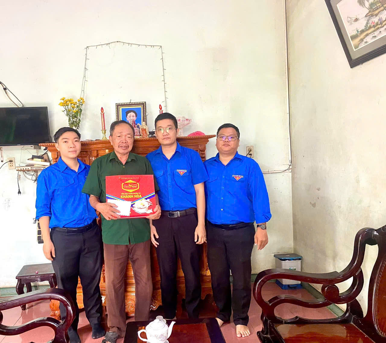 Thẩy Nguyễn Tiến Hải (ở giữa) thăm hỏi cựu thanh niên xung phong trên địa bàn thành phố Long Khánh.jpg
