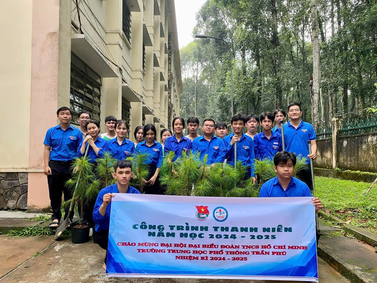 Thẩy Nguyễn Tiến Hải cùng các bạn đoàn viên thực hiện công trình thanh niên năm học 2024 2025.jpg