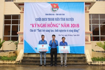 Trao tặng bò.JPG