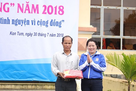 Trao tặng cờ tổ quốc.JPG