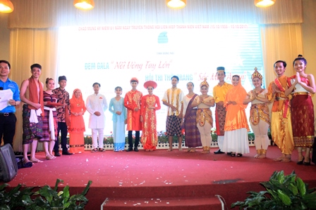 biểu diễn thời trang với chủ đề “Sắc màu ASEAN”.JPG