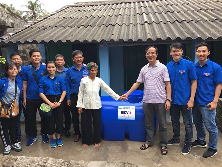 tặng bồn chứa nước ngọt cho hộ gia đình ngư dân trên đảo.jpg