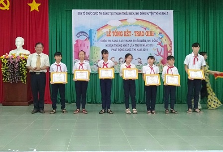 Ông Trần Sóng Thần, Phó Ban tổ chức cuộc thi, Phó Trưởng phòng GD và ĐT huyện trao giải cho các cá nhân.jpg