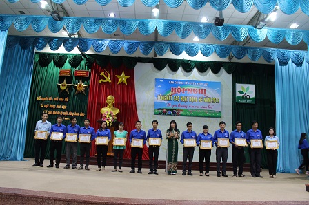Đ.c Huỳnh Thị Lành - PCT UBND huyện - Tặng khen thưởng cho các cá nhân.JPG