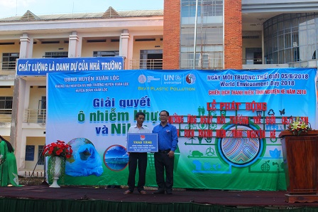 Đ.c Hà Văn Niệm - PBT Huyện đoàn trao tặng bảng tượng trưng.JPG