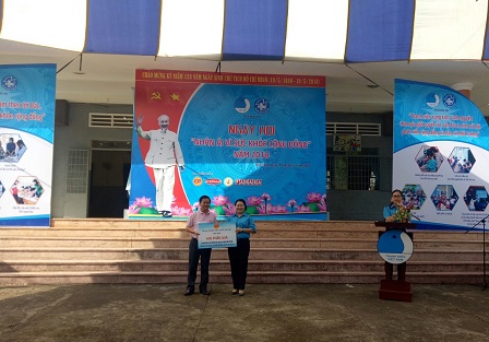 Đ.c Nguyễn Thanh Hiền - Phó Bí thư Thường trực Tỉnh đoàn trao biểu trưng 600 phần quà.jpg