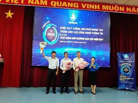 ĐC Nguyễn Thanh Hiền trao giải cho BGK Cuộc thi.jpg