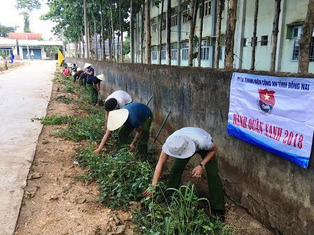 ĐVTN Công an tỉnh tham gia chiến dịch “Hành quân xanh” năm 2018 tại Huyện Tân Phú và huyện Định Quán.jpg