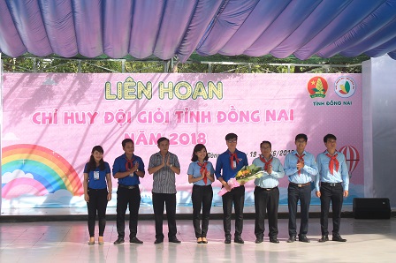Đc Hồ Hồng Nguyên tặng hoa cho Ban Giám khảo.JPG