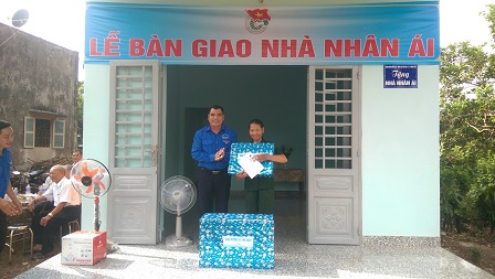 Đc Nguyễn Cao Cường - Bí thư Tỉnh đoàn tặng quà cho Cựu TNXP Nguyễn Thị Thanh.jpg