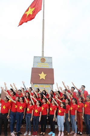 Đoàn đại biểu chào cờ tại cột cờ Phú Quý.jpg