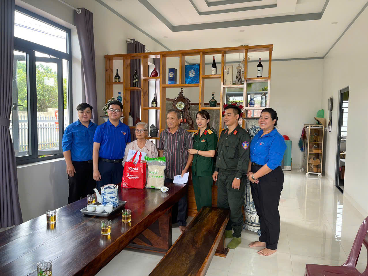 Đồng chí Hồ Thị Lan (ở giữa) trao tặng quà cho cựu thanh niên xung phong trên địa bàn huyện Long Thành.jpg