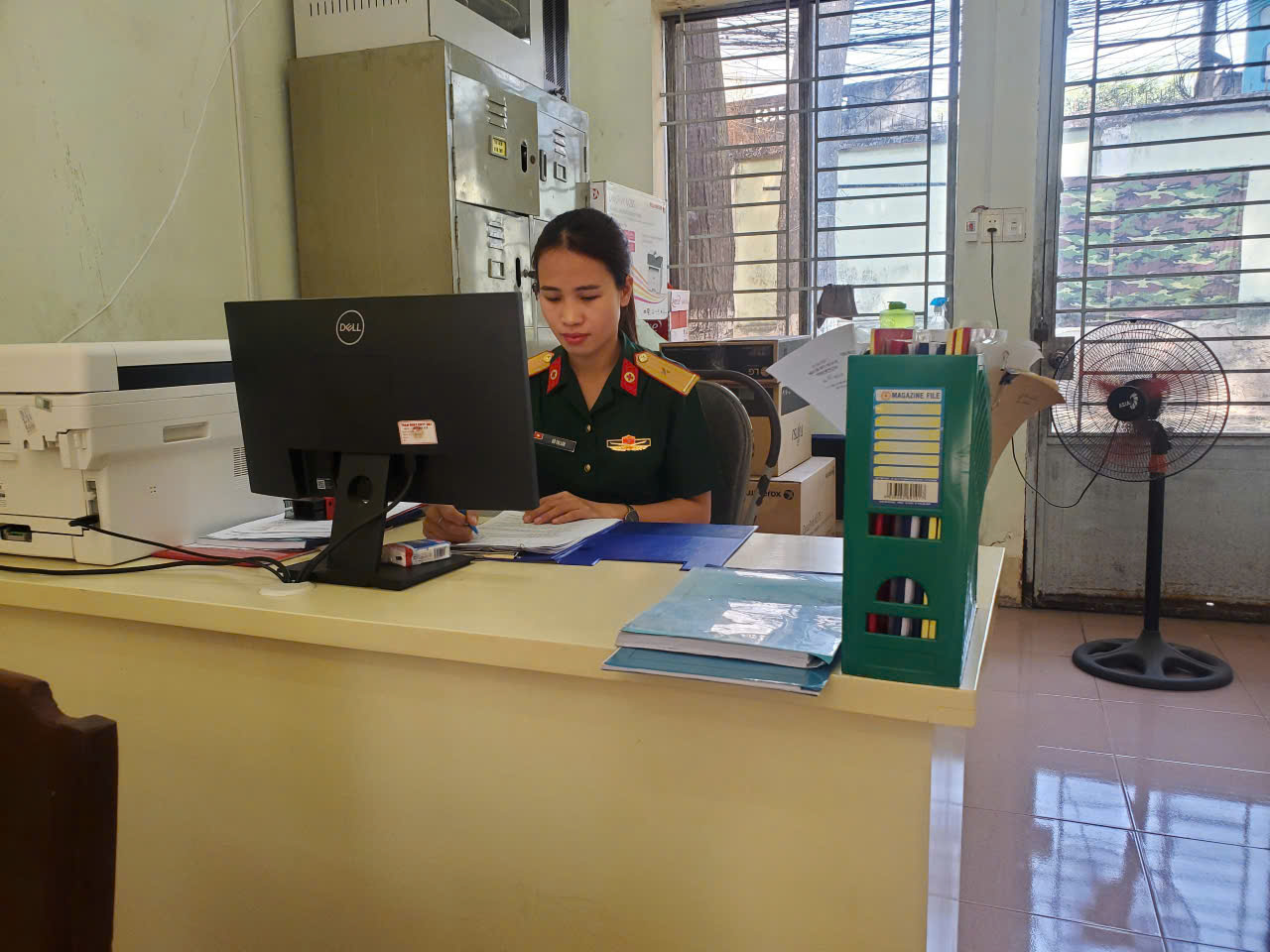 Đồng chí Hồ Thị Lan tại nơi làm việc.jpg