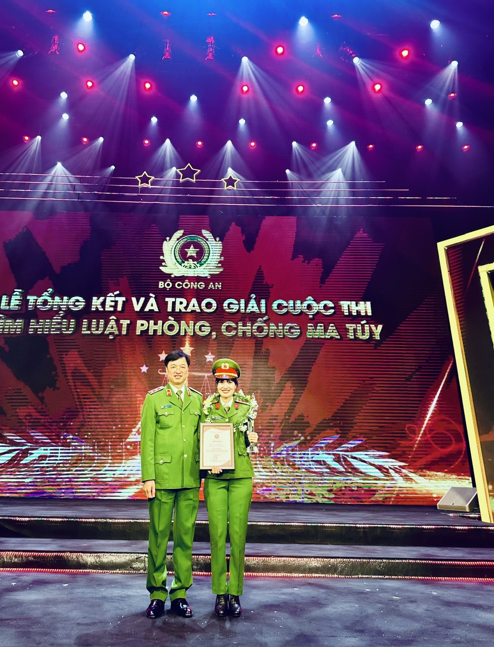 Đồng chí Mạc Thị Trang nhận khen thưởng Cuộc thi tìm hiểu Luật phòng, chống ma tuý.jpg