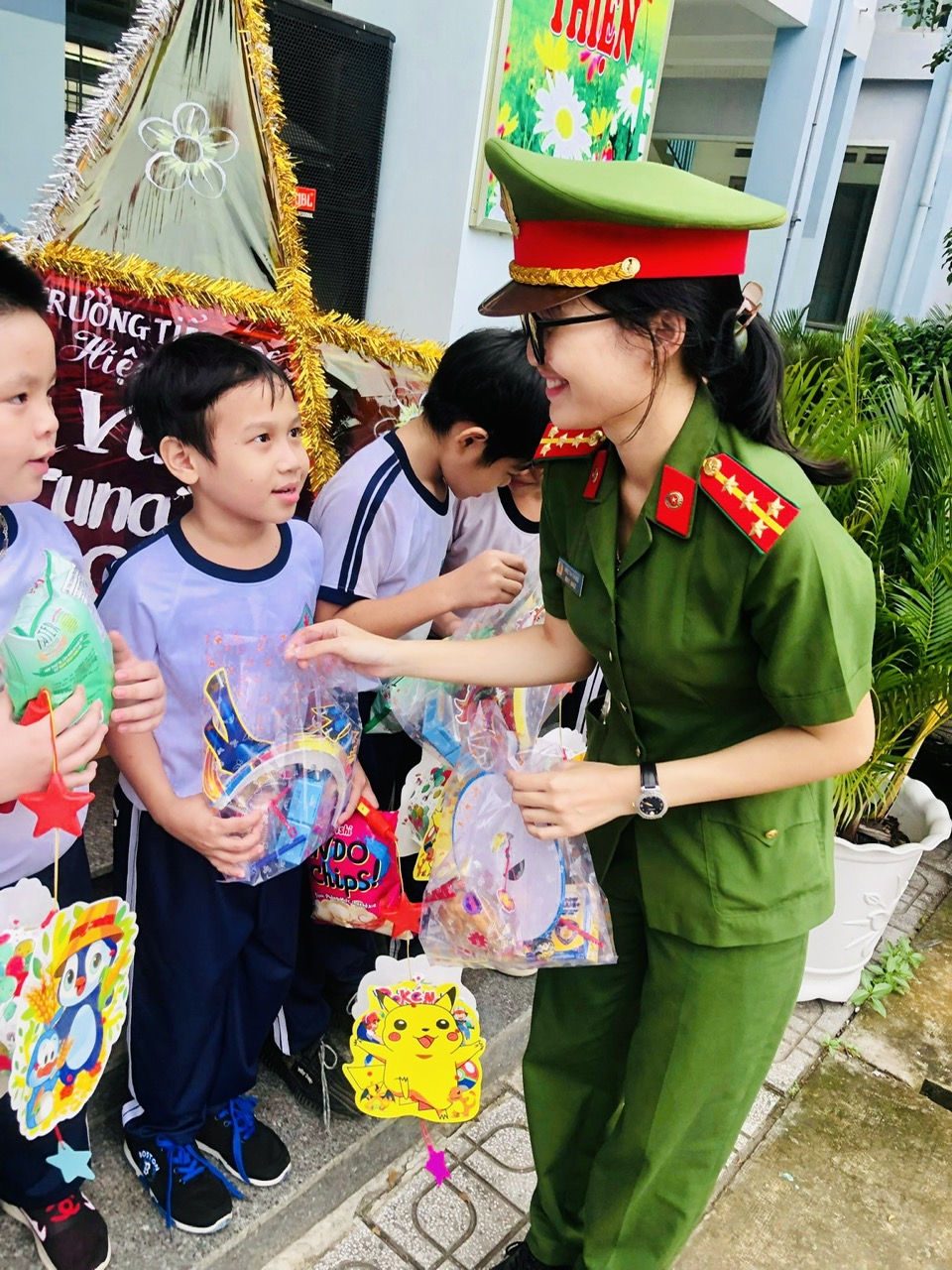 Đồng chí Mạc Thị Trang trao quà cho các em thiếu nhi nhân dịp Tết Trung thu.jpg