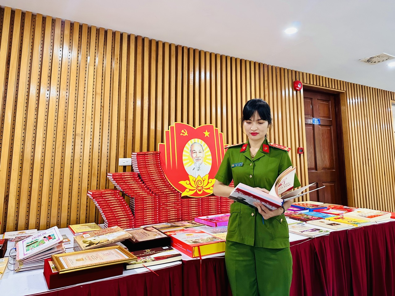 Đồng chí Mạc Thị Trang, cán bộ Công an chính quy xã Vĩnh Thanh, huyện Nhơn Trạch.jpg
