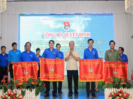 Đồng chí Nguyễn Phú Cường trao cờ cho 4 đơn vị dẫn đầu.JPG