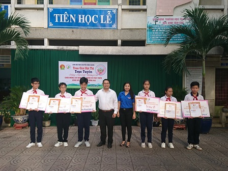 Đồng chí Trương Hải Thi – Phó Giám đốc Nhà Thiếu nhi tỉnh trao giải thưởng cho các em trường THCS Nguyễn Bỉnh Khiêm.JPG