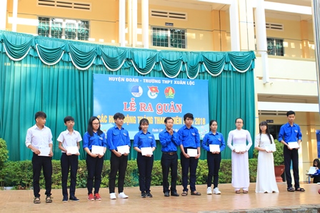 đ.c Phạm Thanh Kiên - Bí thư Huyện đoàn tặng 10 phần quà cho học sinh .JPG