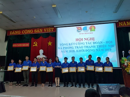 đồng chí Bùi Thị Nhàn- Phó Bí thư Tỉnh đoàn trao giấy khen cho các đơn vị có thành tích xuất sắc năm 2018.jpg