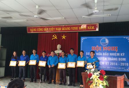 Anh Huỳnh Thành Đạt-Phó Chủ tịch Ủy ban Hội tỉnh trao giấy khen cho các tập thể có thành tích xuất sắc.jpg