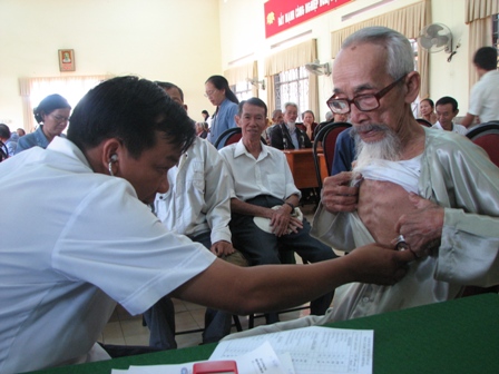 CLB Thầy thuốc trẻ Bệnh viện đa khoa Đồng Nai khám bệnh miễn phí cho người cao tuổi xã Hiệp Hòa (TP Biên Hòa) 1.jpg