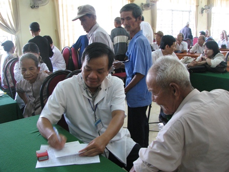 CLB Thầy thuốc trẻ Bệnh viện đa khoa Đồng Nai khám bệnh miễn phí cho người cao tuổi xã Hiệp Hòa (TP Biên Hòa) 2.jpg