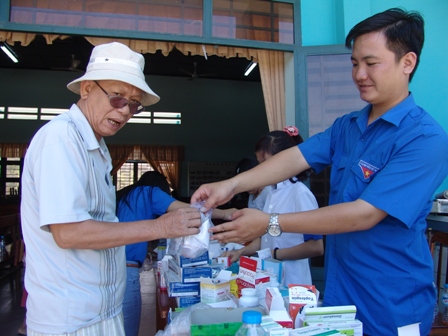 CLB Thầy thuốc trẻ Sở Y tế phát thuốc miễn phí cho người dân nghèo huyện Định Quán 2.JPG