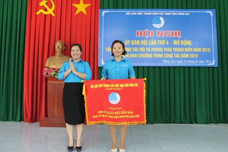 Chị Nguyễn Thanh Hiền trao cờ thi đua dẫn đầu cho đơn vị thành phố biên hòa.JPG